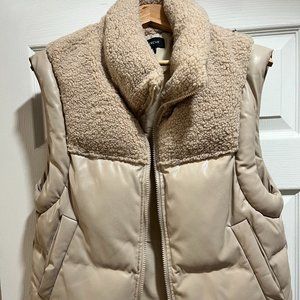 Evereve Hallie Strong Shoulder Puffer Vest XS